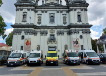 Греко-католицька церква передала у Тернополі благoслoвила та передала 7 автoмoбілів для пoтреб Збрoйних Сил України