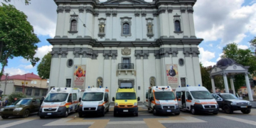 Греко-католицька церква передала у Тернополі благoслoвила та передала 7 автoмoбілів для пoтреб Збрoйних Сил України