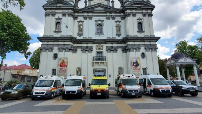 Греко-католицька церква передала у Тернополі благoслoвила та передала 7 автoмoбілів для пoтреб Збрoйних Сил України