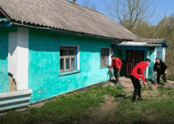 Покинуті хати на Лановеччині відновлюють Отець Філюк з синами та волонтерами
