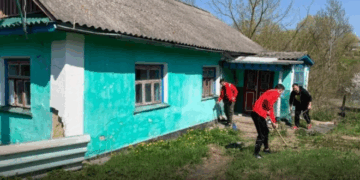 Покинуті хати на Лановеччині відновлюють Отець Філюк з синами та волонтерами