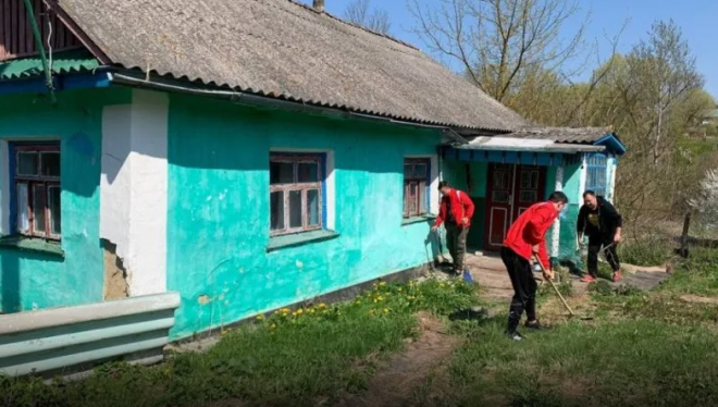 Покинуті хати на Лановеччині відновлюють Отець Філюк з синами та волонтерами