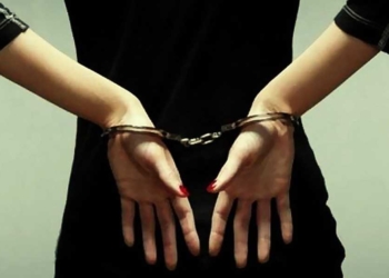 На Кременеччині 21-річна дівчина пограбувала чоловіка під час застілля