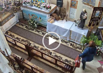 В церкві Успіння Пресвятої Богородиці міста Борщів, що на Тернопільщині, жінка вкрала хліб (Відео)