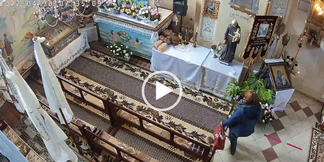 В церкві Успіння Пресвятої Богородиці міста Борщів, що на Тернопільщині, жінка вкрала хліб (Відео)