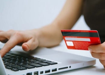 Намагалася оформити грошову допомогу внутрішньо переміщеним особам, а потрапила в шахрайську пастку