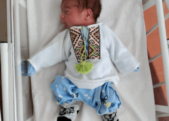 З нагоди Дня вишиванки у Тернополі новонароджениїх одягнули у перші їхні вишиванки