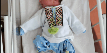 З нагоди Дня вишиванки у Тернополі новонароджениїх одягнули у перші їхні вишиванки