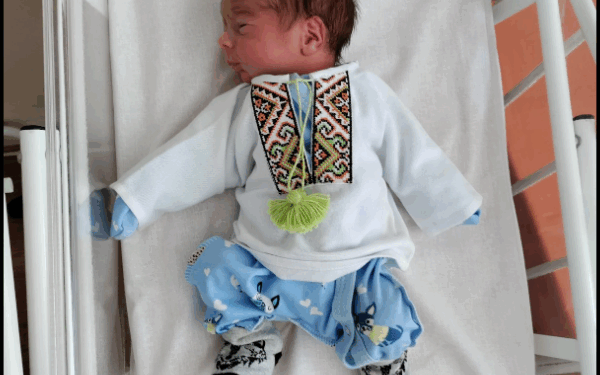 З нагоди Дня вишиванки у Тернополі новонароджениїх одягнули у перші їхні вишиванки