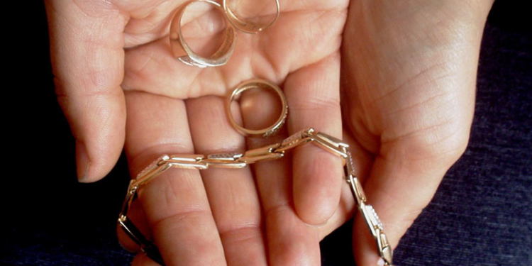 До 8 років позбавлння волі за крадіжку. В торговому центрі Тернополя продавчиня сама затримала злодія