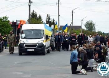 «Хотілося плюватися, дивлячись на це ганьбище»: на похороні бійця на Тернопільщині виник скандал через московських попів