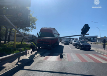 На об’їзній Тернополя водій вантажівки збив світлофор