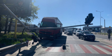 На об’їзній Тернополя водій вантажівки збив світлофор