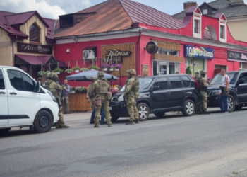 У центрі Кременця затримали зловмисників що провели аферу на суму 25 тис доларів, «кинувши» на гроші одного із тернопільських «мінял»