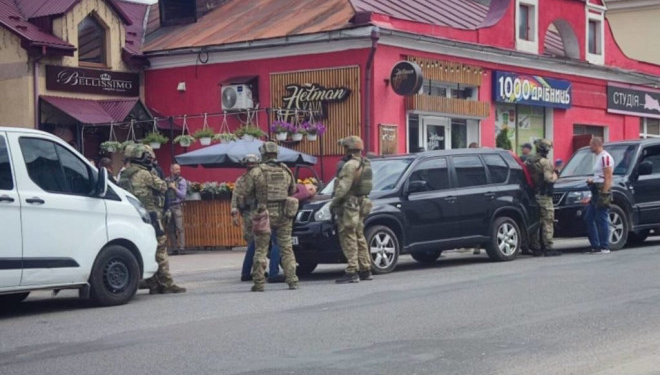 У центрі Кременця затримали зловмисників що провели аферу на суму 25 тис доларів, «кинувши» на гроші одного із тернопільських «мінял»