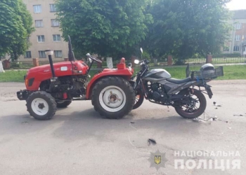 ДТП в Зборові, – мотоцикліст, здійснюючи обгін, врізався у трактор