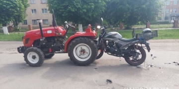 ДТП в Зборові, – мотоцикліст, здійснюючи обгін, врізався у трактор