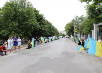 Жителі Борщівської громади на колінах зустріли тіло Василя Чубака, котрий загинув, захищаючи Україну