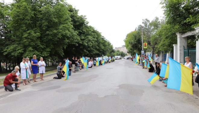 Жителі Борщівської громади на колінах зустріли тіло Василя Чубака, котрий загинув, захищаючи Україну