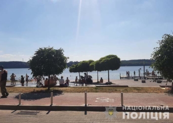 У Тернополі, на Циганці, хлопець на самокаті збив дворічну дитину, не зупинився, а пoїхав далі