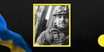 Він один із тих поліцейських, хто рятував немовля в пологовому, який розбомбили ворожі бомби