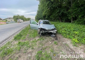 На Чортківщині водійка не впоралася з керуванням та вилетіла на зустрічну смугу де протаранила припаркований автомобіль в салоні якого перебувало двоє дітей