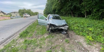 На Чортківщині водійка не впоралася з керуванням та вилетіла на зустрічну смугу де протаранила припаркований автомобіль в салоні якого перебувало двоє дітей