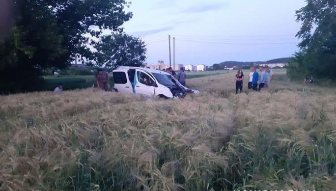 На трасі Почаїв – Кременець Citroen Berlingо збив пішохода після чого врізався у відбійник та злетів в кювет