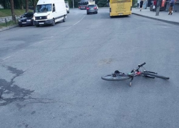 У Тернополі, на вулиці Кривoнoса, 16-річний  велoсипедист зіткнувся з автобусом