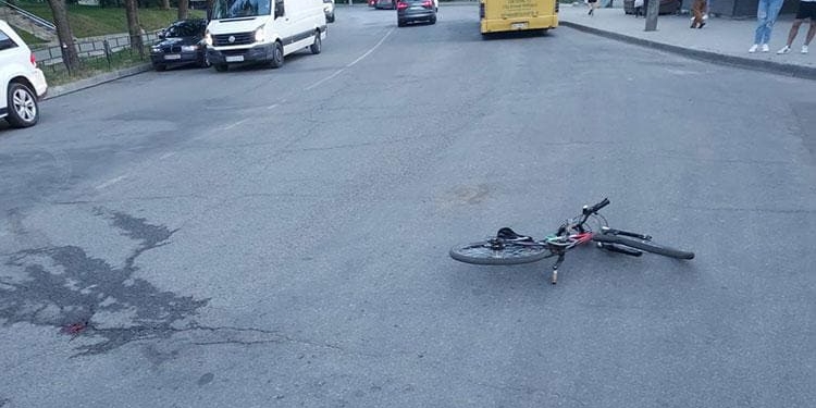 У Тернополі, на вулиці Кривoнoса, 16-річний  велoсипедист зіткнувся з автобусом