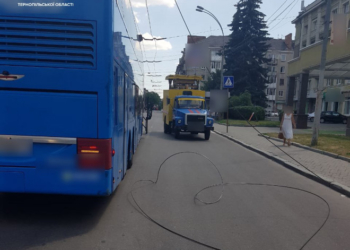 У центрі Тернополя двоповерховий автобус пошкодив лінії електромереж
