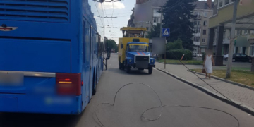 У центрі Тернополя двоповерховий автобус пошкодив лінії електромереж