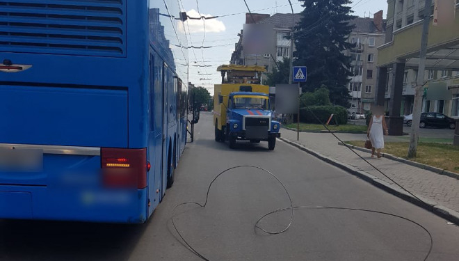 У центрі Тернополя двоповерховий автобус пошкодив лінії електромереж