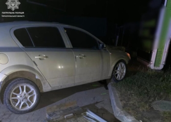 У Тернополі нетверезий водій на Opel протаранив Hyundai та Jaguar, – зупинити авто змогла лише рекламна конструкція на АЗС