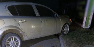 У Тернополі нетверезий водій на Opel протаранив Hyundai та Jaguar, – зупинити авто змогла лише рекламна конструкція на АЗС