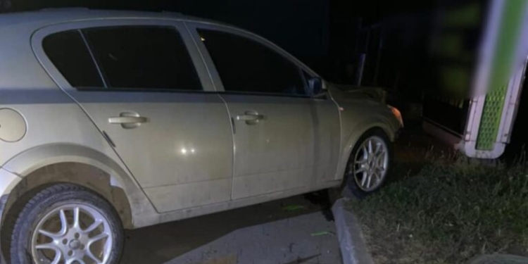 У Тернополі нетверезий водій на Opel протаранив Hyundai та Jaguar, – зупинити авто змогла лише рекламна конструкція на АЗС