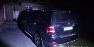 На вулиці Замковій, у Тернополі, водій позашляховика «Мерседес» переїхав ногу пішоходу