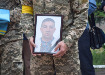 У Чорткові мешканці міста навколішки, зі сльозами на очах, зустріли тіло загиблого Героя Андрія Гладія