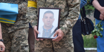 У Чорткові мешканці міста навколішки, зі сльозами на очах, зустріли тіло загиблого Героя Андрія Гладія