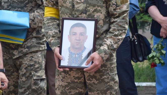 У Чорткові мешканці міста навколішки, зі сльозами на очах, зустріли тіло загиблого Героя Андрія Гладія