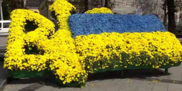 Прапори іноземних країн прикрашатимуть клумби у центрі Тернополя
