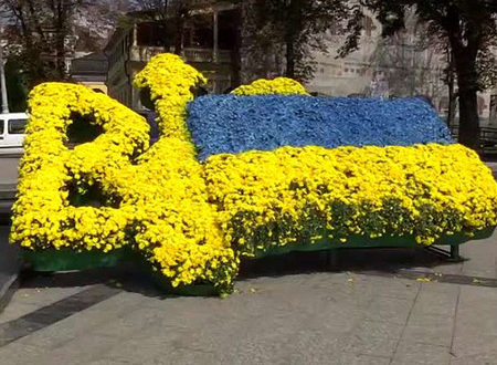 Прапори іноземних країн прикрашатимуть клумби у центрі Тернополя