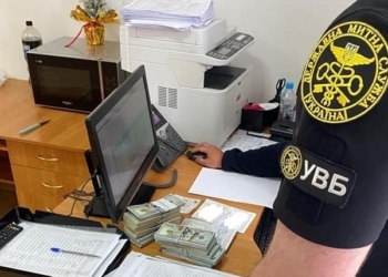Львівські митники затримали Тернополянку з 104 тис доларів США на кордоні