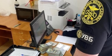 Львівські митники затримали Тернополянку з 104 тис доларів США на кордоні