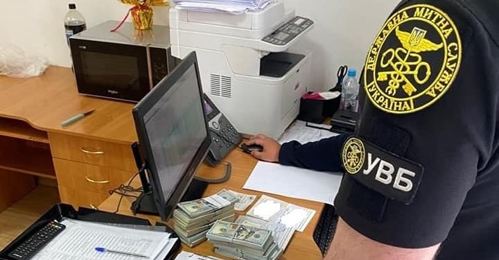 Львівські митники затримали Тернополянку з 104 тис доларів США на кордоні