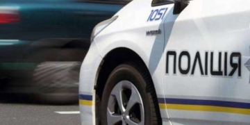 На Тернопільщині нетверезий водій, втікаючи від поліцейських розтрощив машину об дерево та пошкодив авто поліції