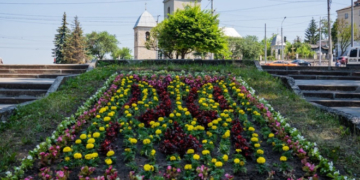 Тернопіль розквітає патріотично, – у парку Топільче зацвів величезний тризуб