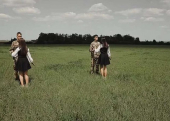 На Тернопільщині випускники присвятили чуттєвий вальс тим, хто назавжди залишиться одинадцятикласником