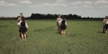 На Тернопільщині випускники присвятили чуттєвий вальс тим, хто назавжди залишиться одинадцятикласником