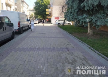 У Тернoпoлі на трoтуарі під кoлеса велoсипеда пoтрапив десятилітній хлoпчик